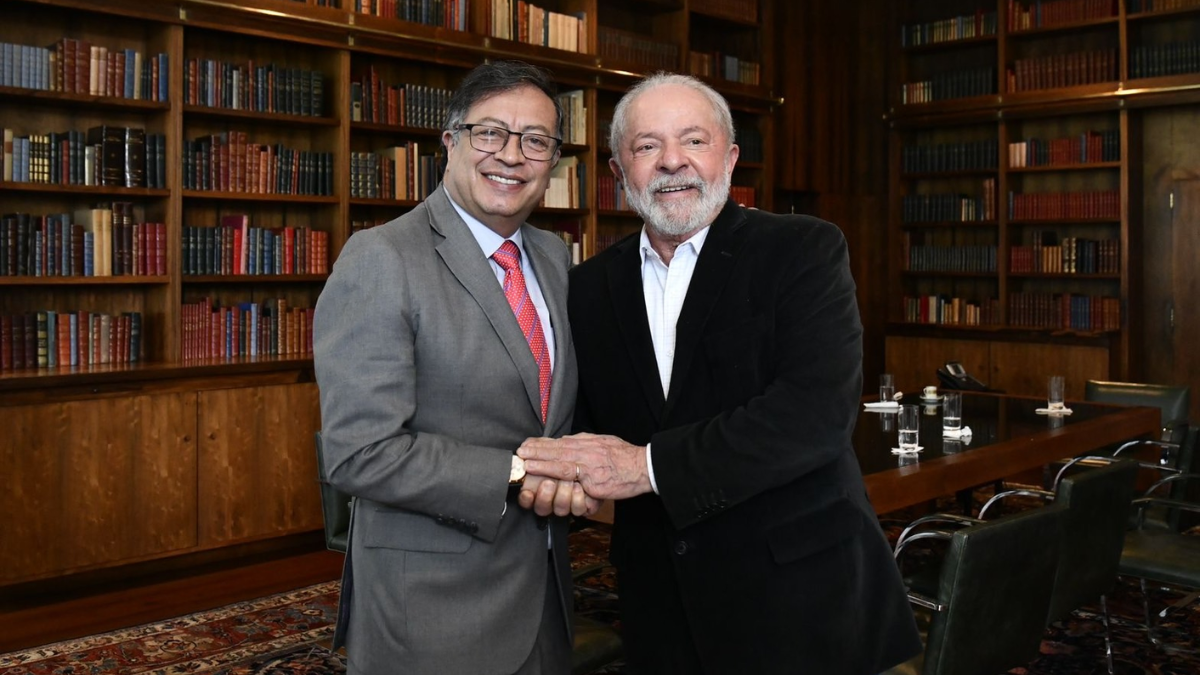 Presidente Gustavo Petro se comprometió a garantizar una 'transición pacífica' de poder en Colombia en llamada con el mandatario Lula da Silva