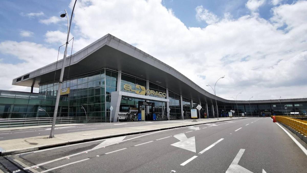 Aeronáutica Civil anuncia retrasos en vuelos en el Aeropuerto Internacional El Dorado debido a condiciones climáticas en Bogotá