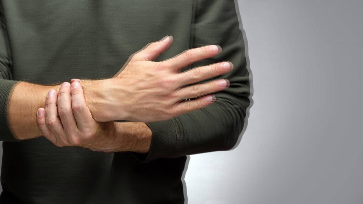 ¿Cómo diferenciar entre Parkinson y temblores, las dos causas de movimientos involuntarios en las manos? Las señales para no confundirlos