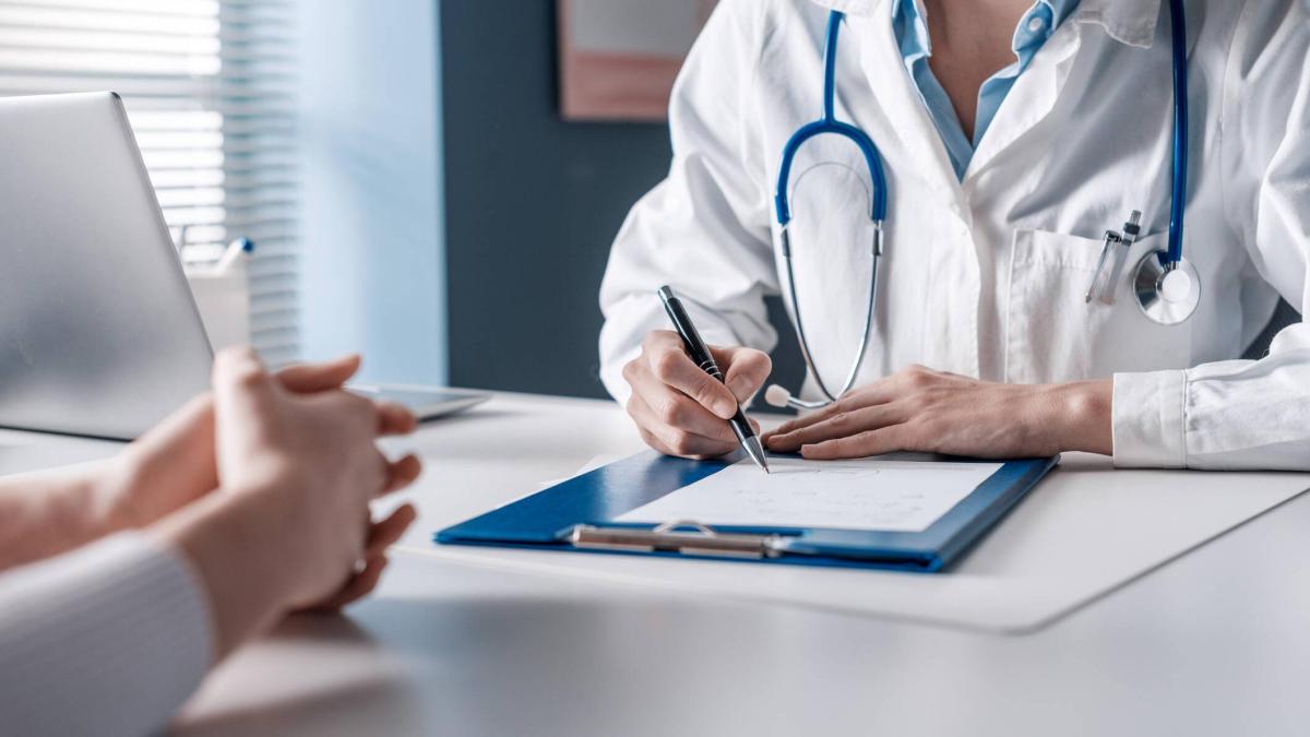 Estudiantes de medicina se movilizan para exigir reglamentación del pago a internos; MinSalud se pronuncia