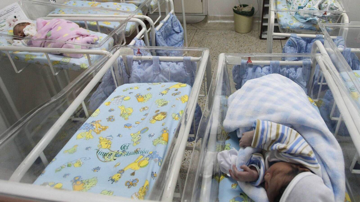 Menos estudiantes, cierre de colegios y menor fuerza laboral: el efecto dominó que causaría la caída de los nacimientos en Colombia