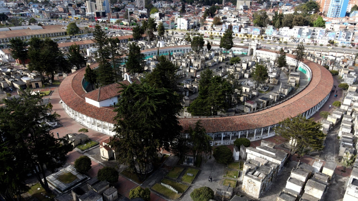 Cuentas no autorizadas, fiducias y recaudo: la historia detrás del millonario desvío que encontró la Contraloría de Bogotá en operación de cementerios
