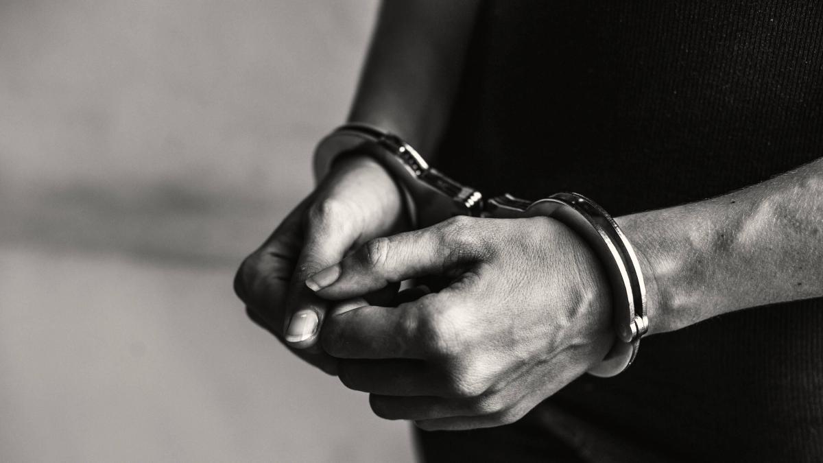 Un hombre de 23 años fue capturado en Medellín por el presunto feminicidio de su novia de 18 años luego de una discusión: confesó haberla agredido