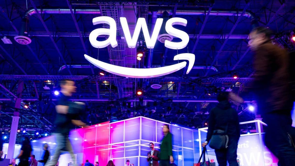 Tigo y AWS abren formación en inteligencia artificial para jóvenes fuera del sistema educativo y laboral