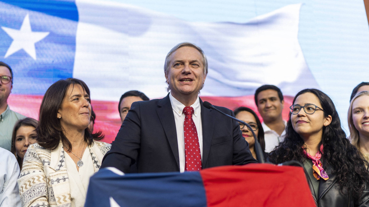 José Antonio Kast, uno de los candidatos presidenciales favoritos en Chile, promete un 'escudo fronterizo' para cerrar el paso de migrantes