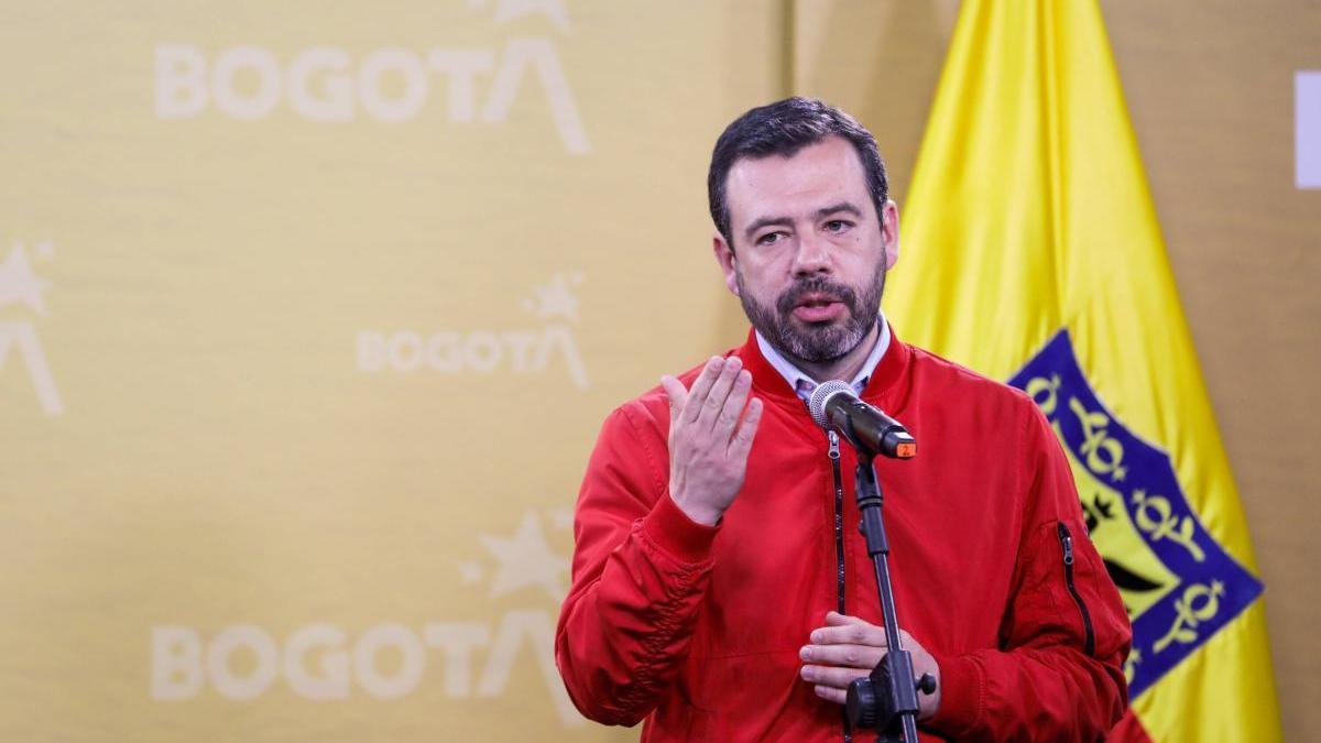 Alcalde Carlos Fernando Galán pidió ayuda para identificar al conductor que intentó subir su carro a un puente peatonal en Bogotá: 'Salvaje'