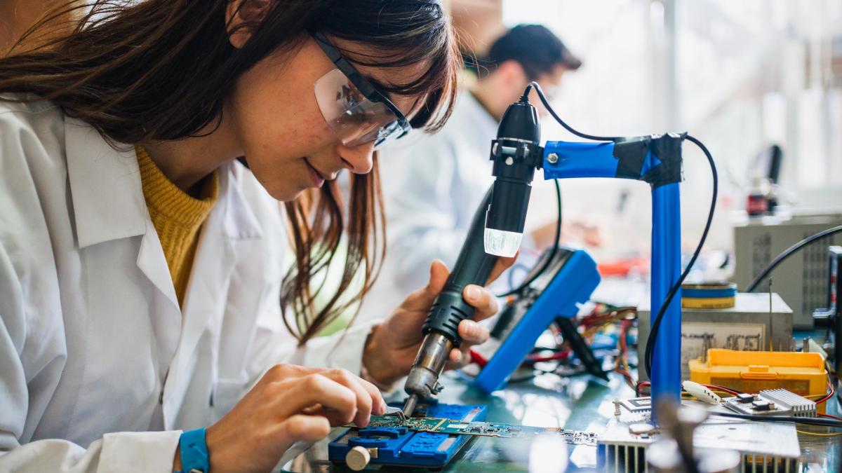 Participación de mujeres en carreras Stem está cayendo en lugar de crecer: brecha de género en ciencia y tecnología se hace más grande