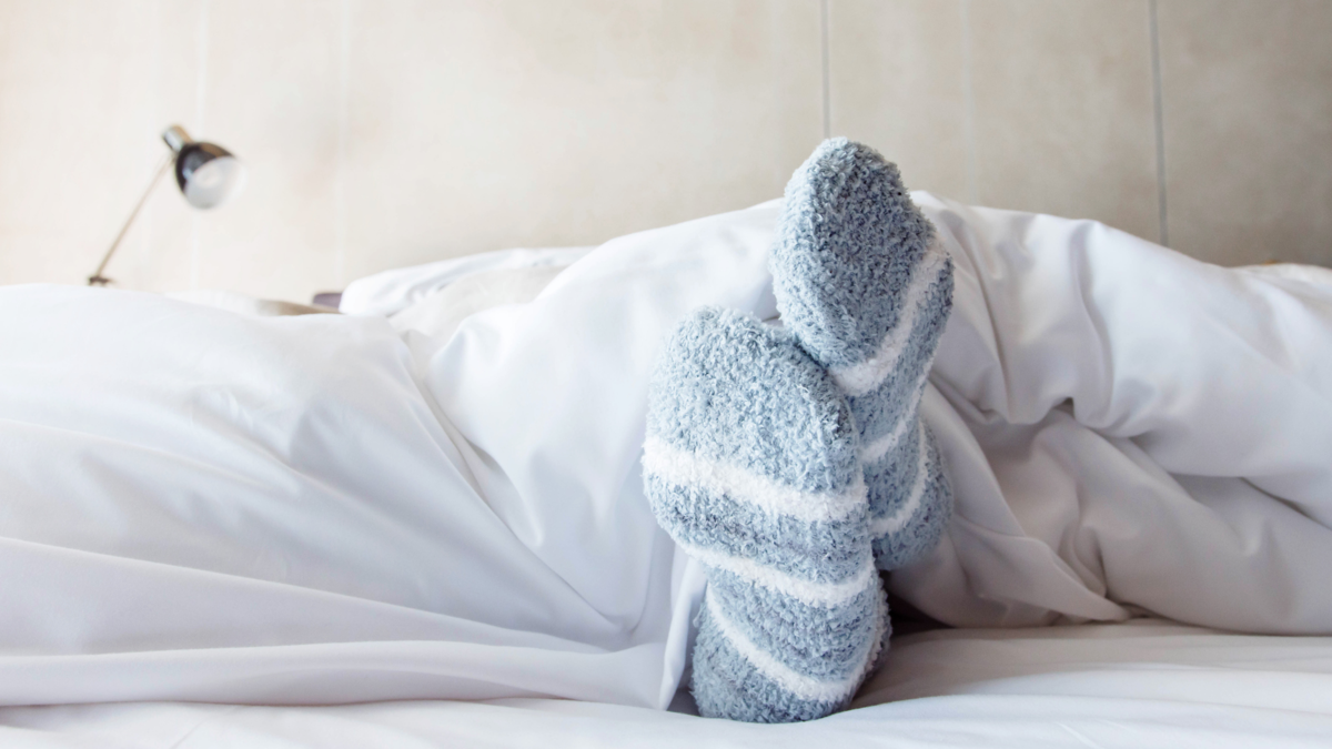 ¿Es mejor dormir con o sin medias? Expertos responden las implicaciones de cada caso
