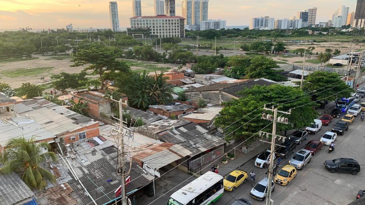 Alcaldía de Cartagena inicia desalojo de talleres invasores en Chambacú y recupera predios donde operará complejo deportivo y cultural