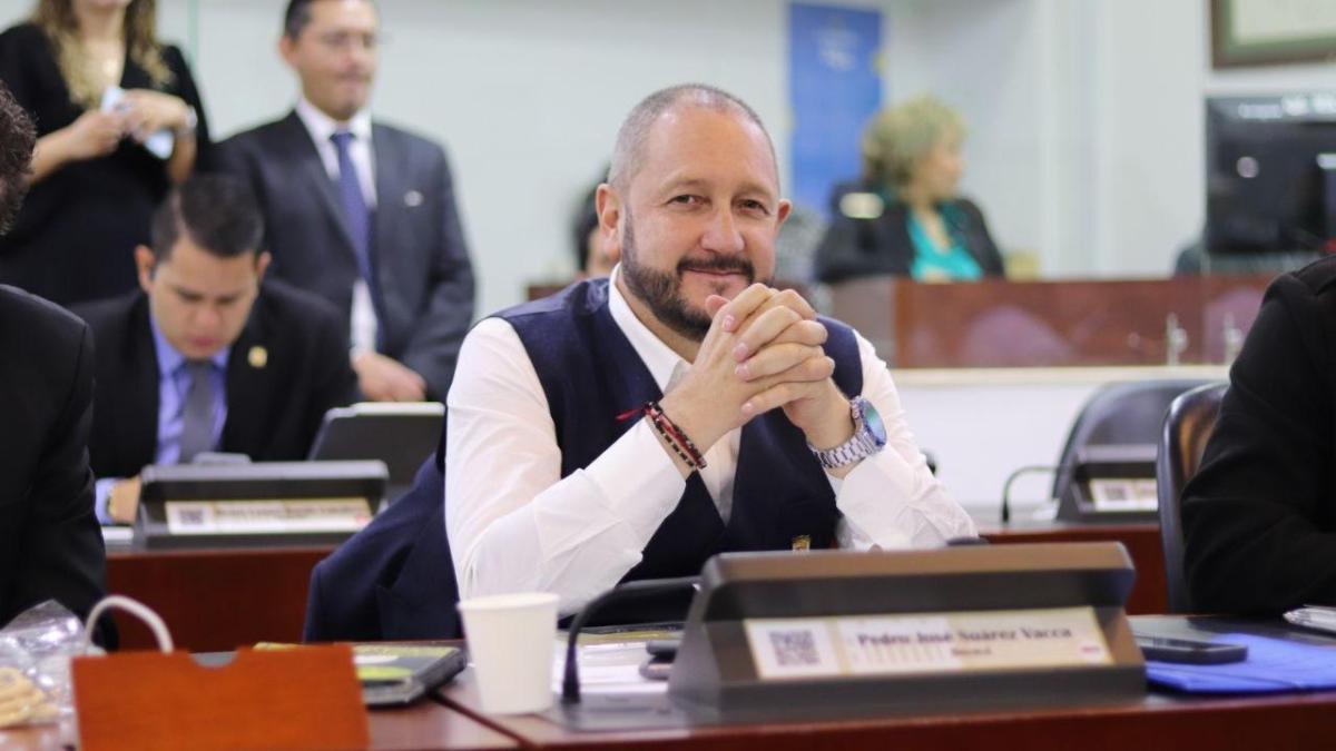 Mahkeme temsilci Pedro Suárez Vacca'yı yargıç olduğu dönemde yalan söylediği için kınadı ve yakalanmasına karar verdi