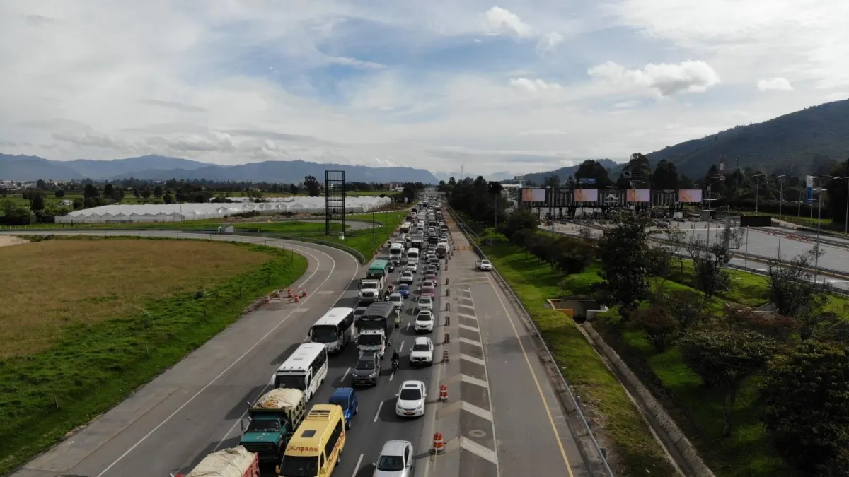 Una ciudad atrapada: así sufren los bogotanos los eternos trancones en las vías de entrada y salida