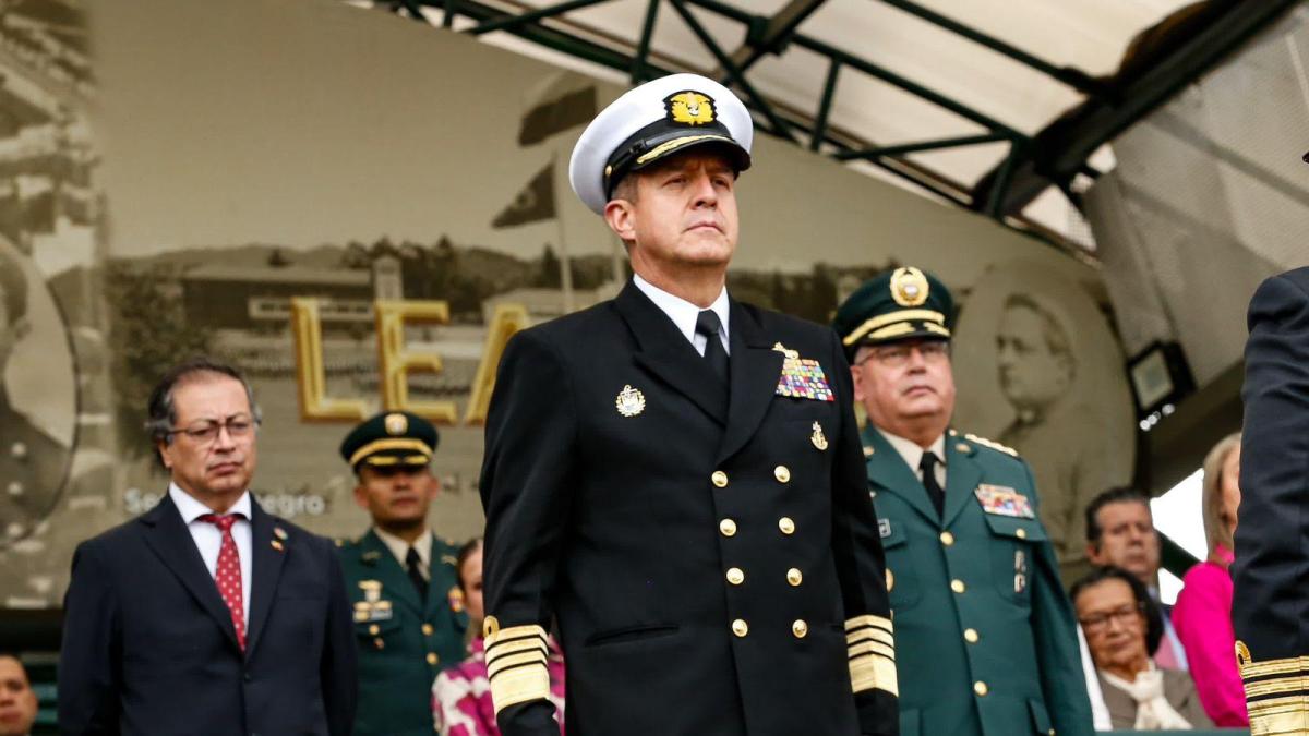 El almirante Francisco Cubides asumió el mando de las Fuerzas Militares ...