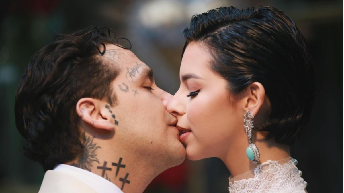 Christian Nodal y Ángela Aguilar comparten su altar de Día de Muertos con flores, veladoras y retratos familiares