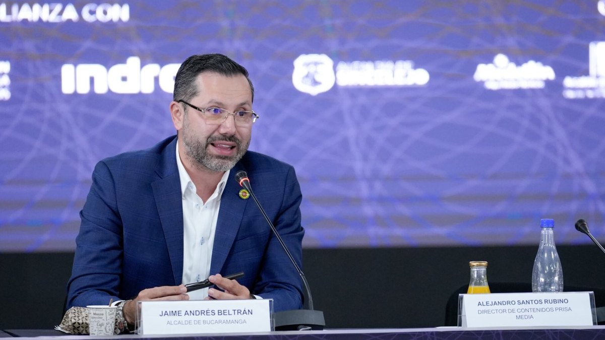 El ministro de Vivienda, Jaime Andrés Beltrán, pide disculpas por su viaje a Santa Marta, pero asegura que no ha abandonado la atención del terremoto