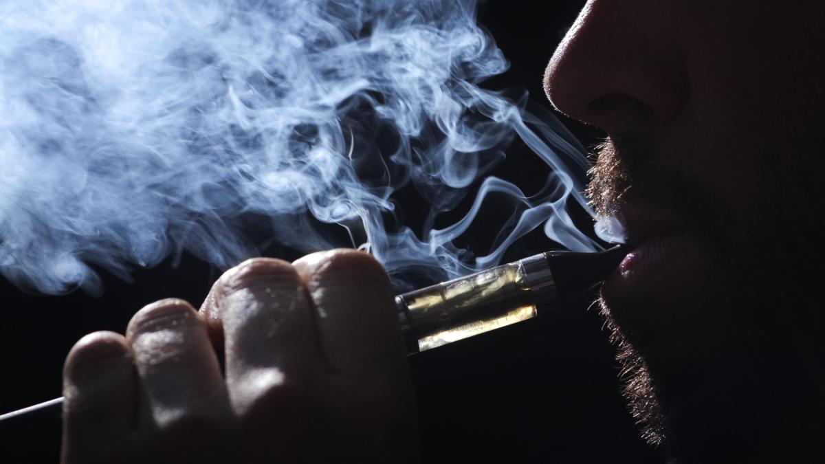 El otro impacto de los cigarrillos electrónicos: no solo afectan la salud sino que también implican un reto en reciclaje de baterías y residuos