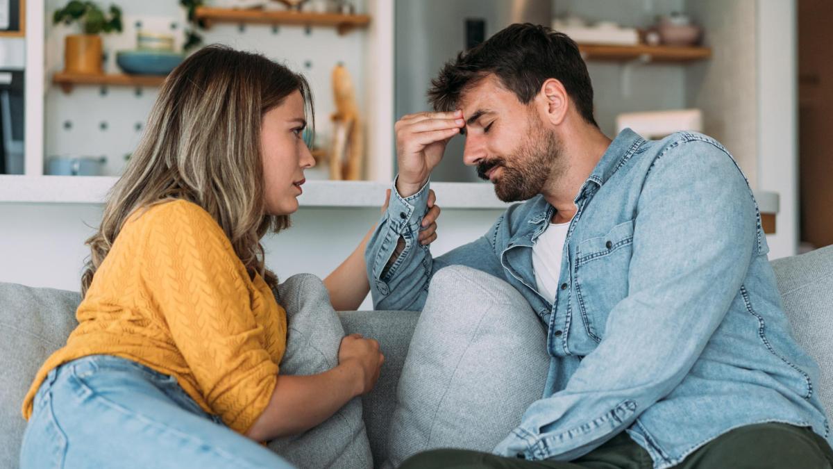 Estas son las señales que podrían revelar que un hombre ha perdido el interés en su relación, según una psicóloga