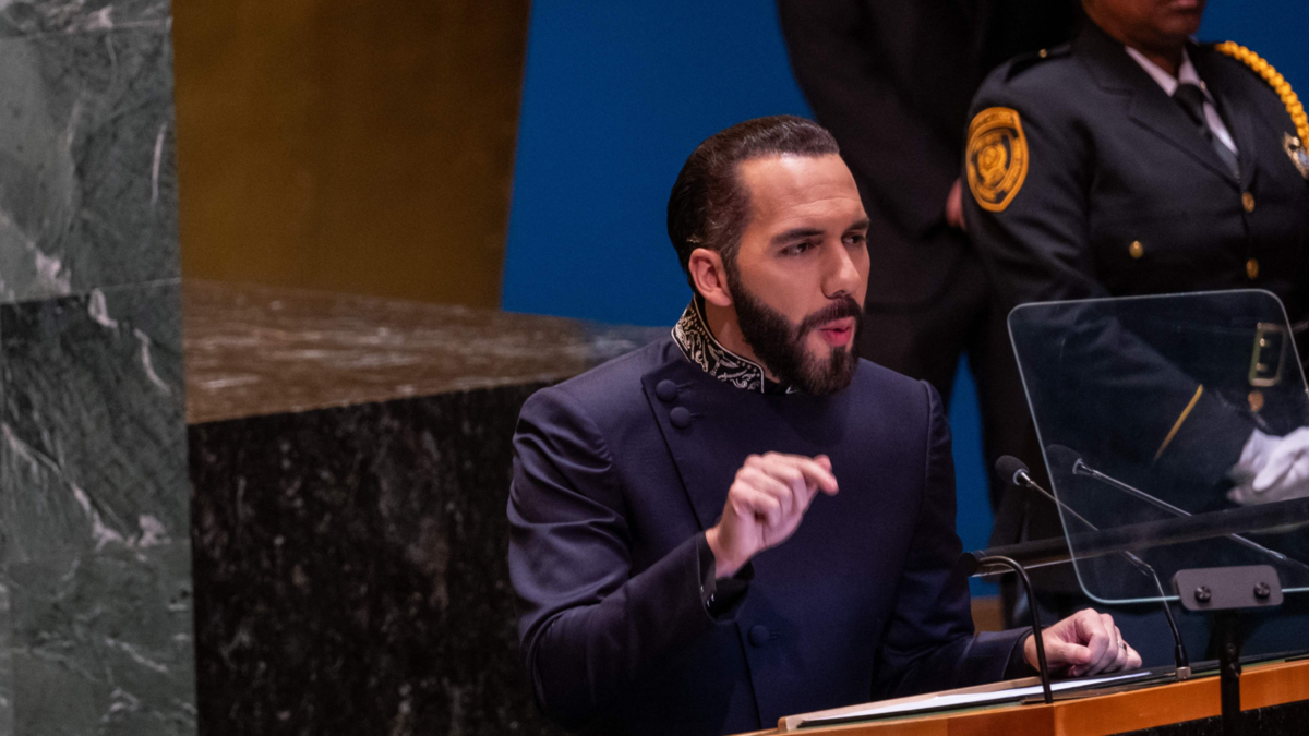 Economía de El Salvador sorprende al FMI: reconoce que plan de Bukele permite al país crecer 'a un ritmo más rápido de lo previsto'