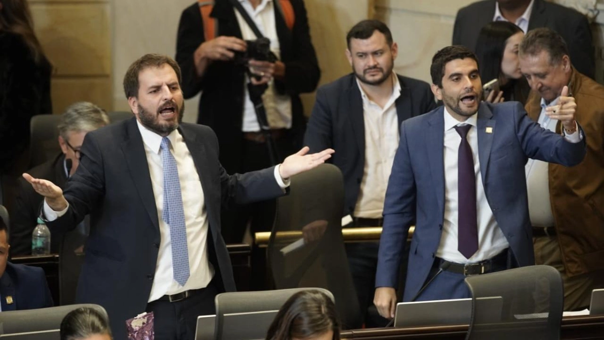 Bancada uribista cuestiona decisión del presidente De La Espriella de objetar ley que buscaba privilegiar el mérito del senador Hernán Cadavid