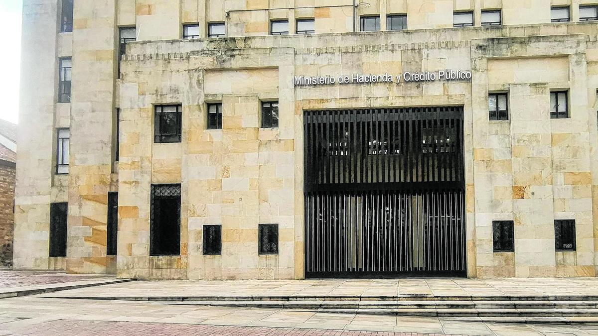 Juan Sebastián Betancur y Andrés Quevedo serían los nuevos viceministros del Ministerio de Hacienda