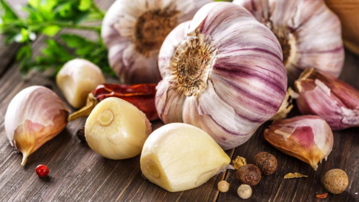 Propiedades curativas del ajo y los riesgos que puede tener, según la Universidad de Rochester