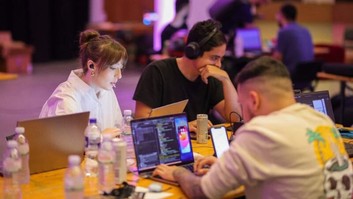 Pese a lo que dicen los gurús de Silicon Valley, el título universitario sigue pesando para conseguir empleo