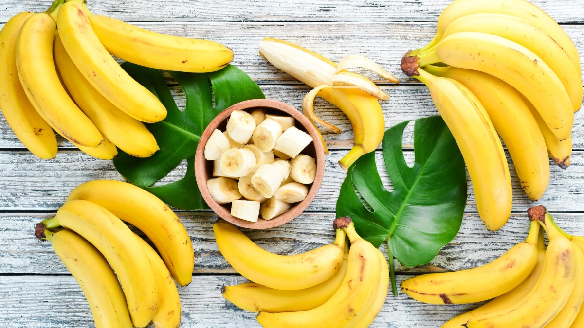 ¿Cómo guardar los bananos para mantenerlos frescos y evitar que se pongan marrones?