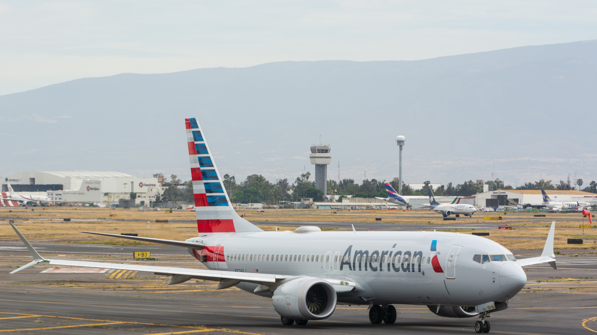 Avión de American Airlines aterrizó en aeropuerto de Medellín con presunto agujero de bala: viajaba desde Miami, Estados Unidos