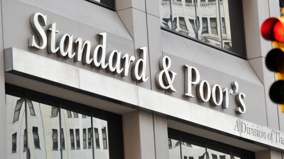 S&P Global Ratings rebajó la calificación crediticia de Colombia de 'BB' a 'BB-' debido a desequilibrios fiscales