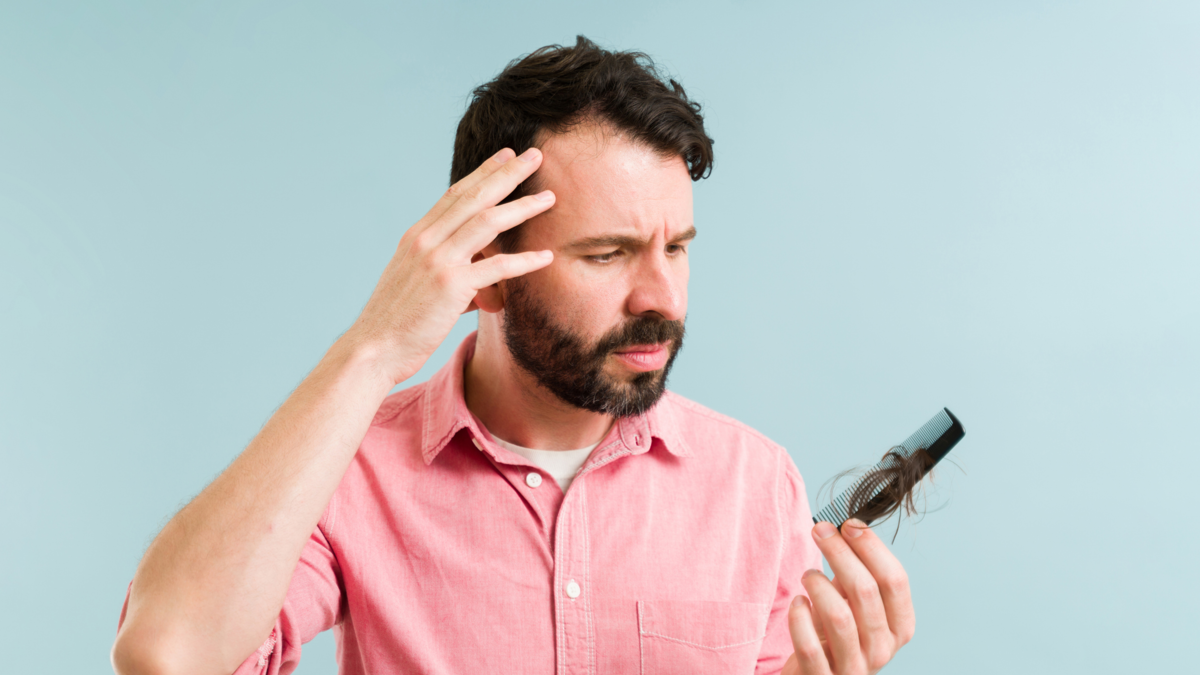 Hombres siguen liderando las consultas por caída de cabello, pero cada vez más jóvenes buscan atención temprana