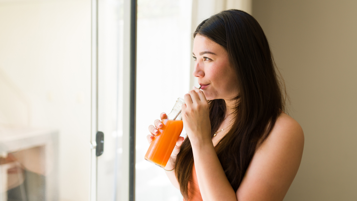 ¿Qué le pasa a su salud si toma un vaso de jugo de zanahoria todos los días? Así benefician el sistema inmunológico, la piel y la visión