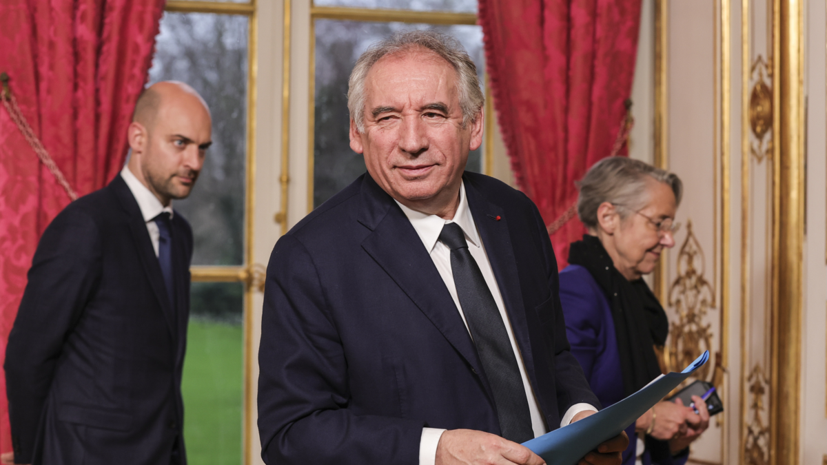 Parlamento de Francia remueve del cargo al primer ministro François Bayrou y provoca remezón del Gobierno: oposición pide renuncia de Emmanuel Macron