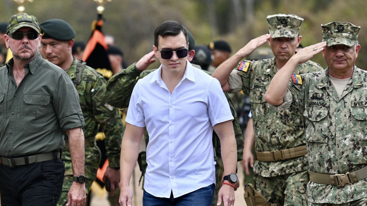 Daniel Noboa propone instalar una base militar extranjera en los Galápagos para combatir el tráfico de drogas, combustible y la pesca ilegal