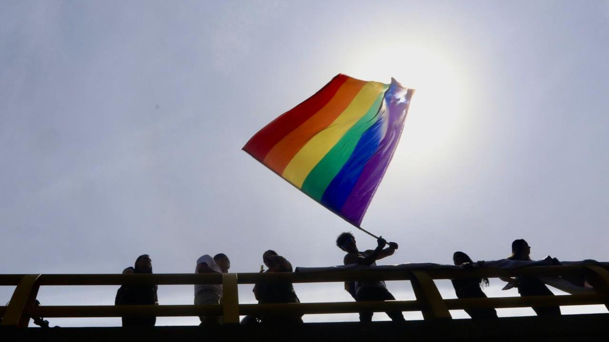 Una persona de la población LGBTIQ+ fue asesinada con arma blanca al interior de su vivienda en Medellín: su pareja habría saqueado su casa