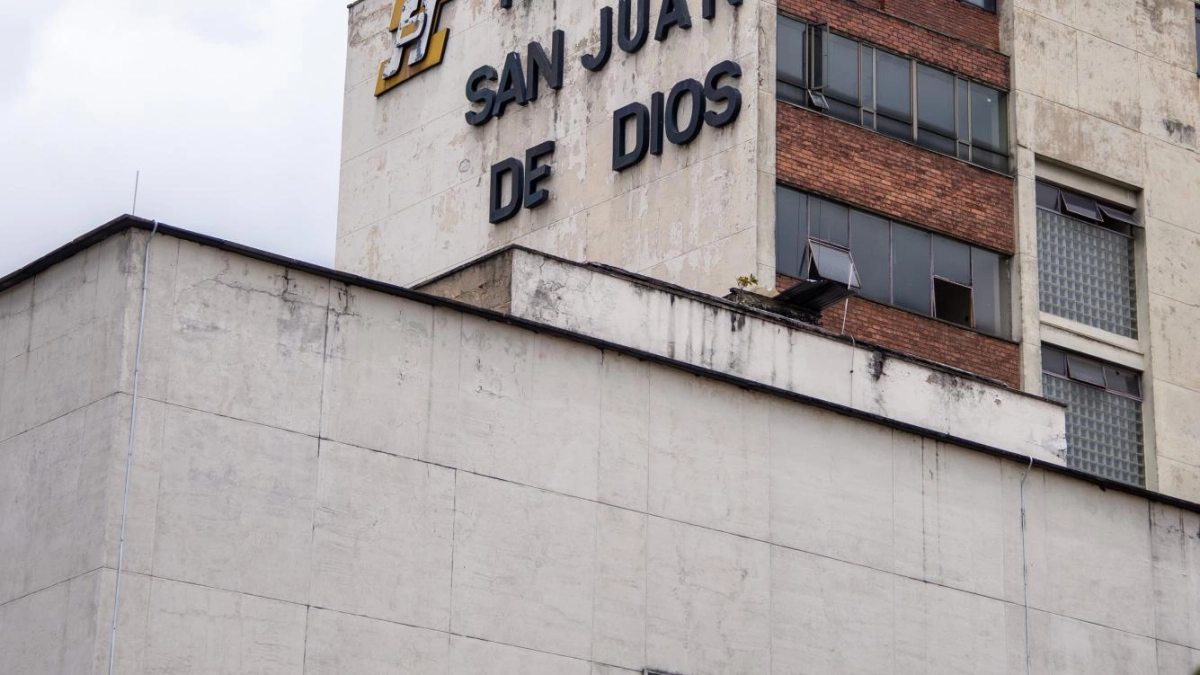 La improvisación médica que salva miles de vidas y nació en el Hospital San Juan de Dios: la historia de la 'Bolsa de Bogotá'