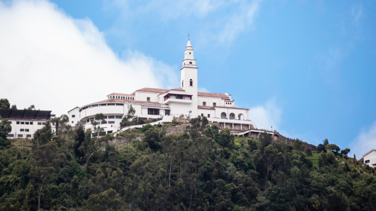 Reportan la desaparición de siete personas en la zona boscosa del cerro de Monserrate: Bomberos de Bogotá activan operativo de rescate