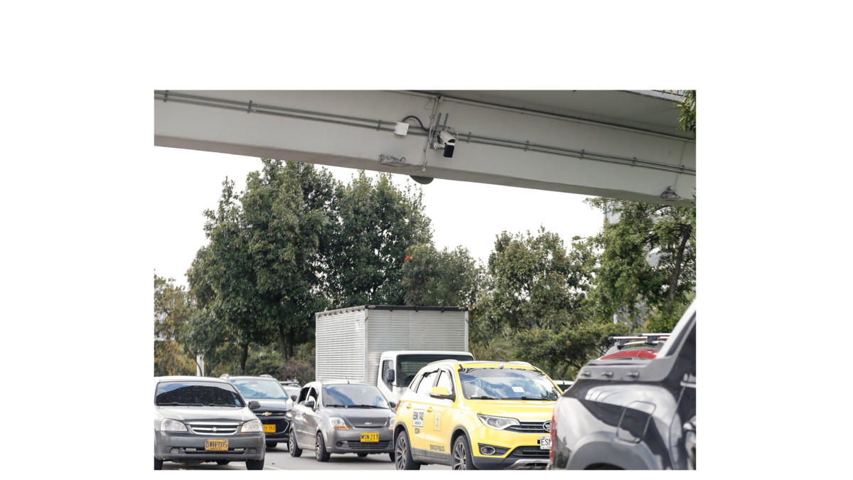 Faltan por instalar 120 cámaras de detección de placas de las 200 que la alcaldía de Bogotá compró en 2023