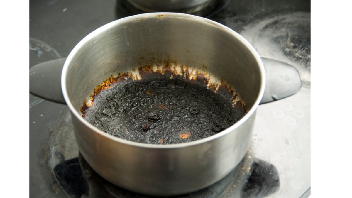 ¿Cómo limpiar una olla antiadherente quemada sin rayarla? Pruebe este truco casero
