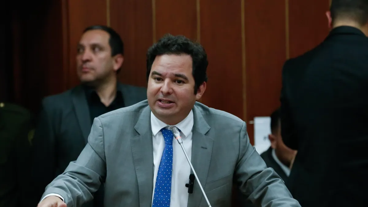 Termo del senador Carlos Meisel cayó sobre una pasajera durante un vuelo de Barranquilla a Bogotá: esto dijo el congresista