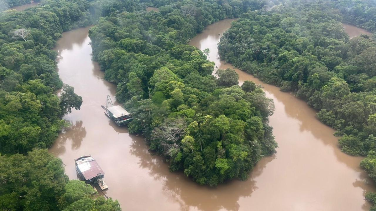 Minería ilegal no da tregua en el Parque Nacional Natural Río Puré: identifican 41 balsas activas que podrían extraer hasta 120 kilos de oro al mes