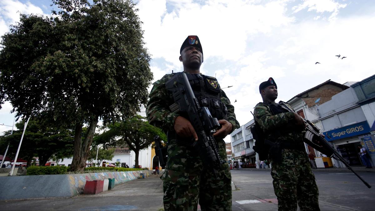 Con una mejor comunicación entre municipios buscan fortalecer la seguridad en Antioquia: Gobernación entregó 26 radios a la Red de Apoyo de la Policía