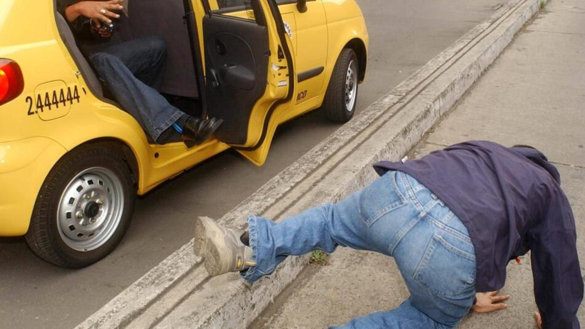 Hombre denunció que tomó un taxi en Chapinero, Bogotá, y cuando despertó debía más de 20 millones de pesos: ‘Ya me empezaron a cobrar’