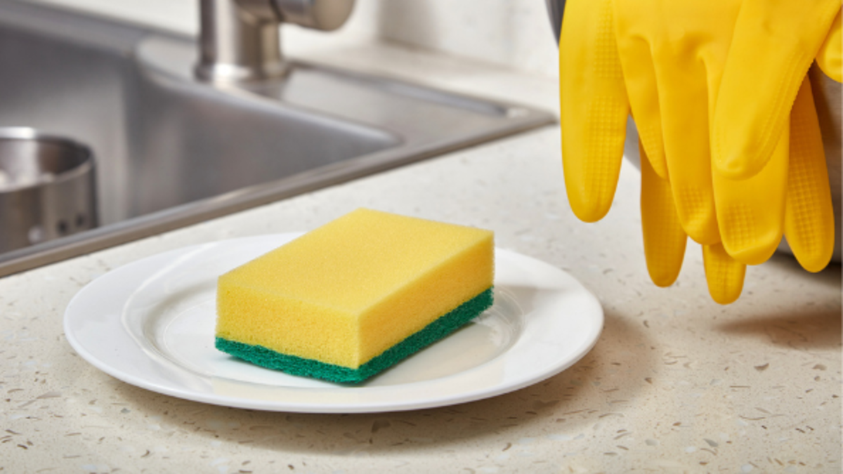 ¿Cómo desinfectar la esponja de cocina con trucos caseros y sin químicos agresivos?