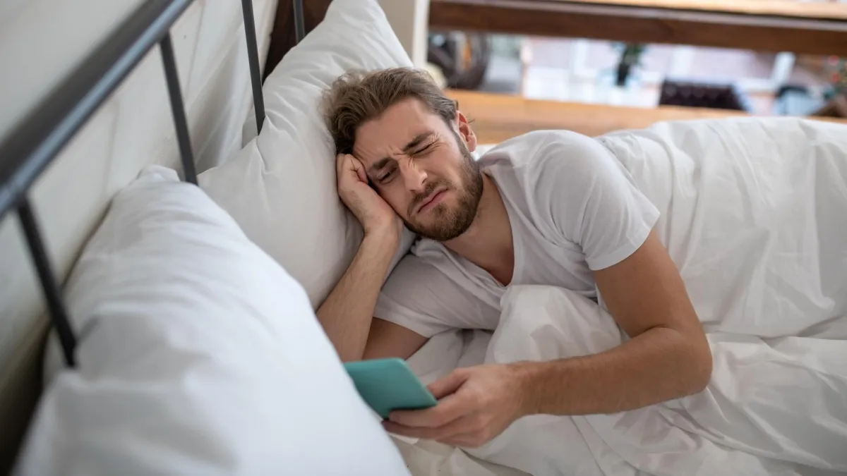 ¿Se queda despierto hasta tarde? Esta es la ciencia detrás de la ‘procrastinación del sueño’