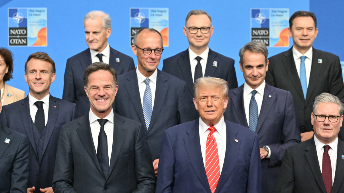 Donald Trump sugiere que España debería ser 'expulsada' de la Otán por incumplir el aumento del gasto de defensa al 5 % del PIB; Madrid responde