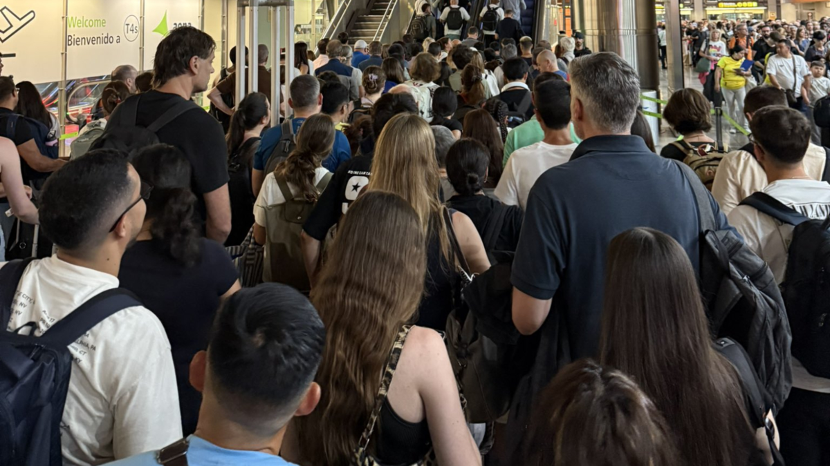Aerolíneas europeas denuncian esperas de hasta tres horas tras la entrada en vigor del nuevo sistema digital de control de fronteras