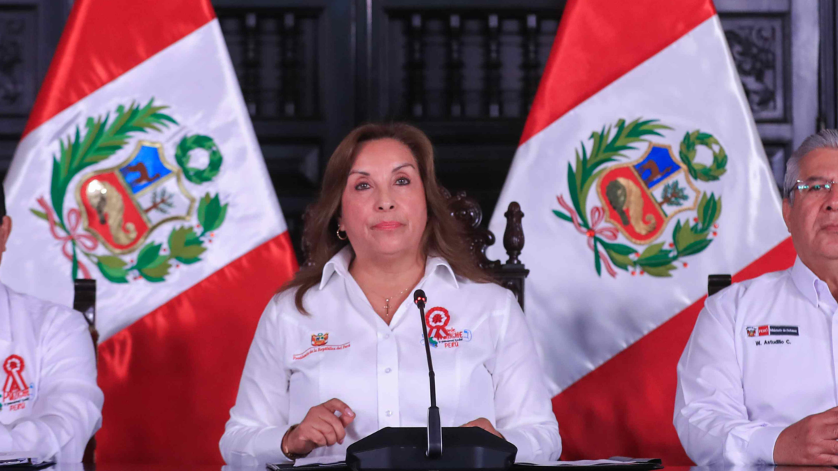 Defensa de Dina Boluarte asegura que la destituida presidenta permanece en su casa en Perú y descarta que busque asilo político: 'Ese es su paradero'