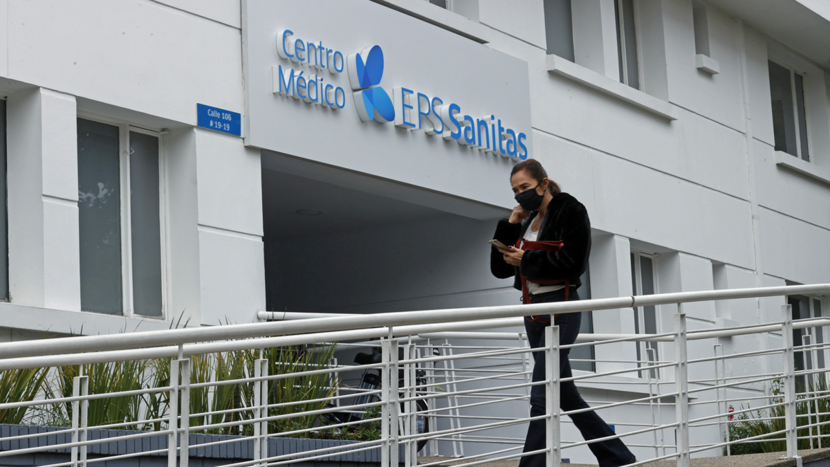 EPS Sanitas se quedará sin el servicio de Cruz Verde para la entrega de medicamentos desde el 1 de octubre de 2026