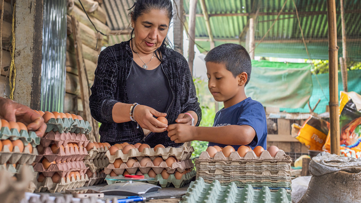 Entre más hijos, más informalidad: hasta 80% de mujeres con tres hijos queda fuera del empleo formal en Colombia