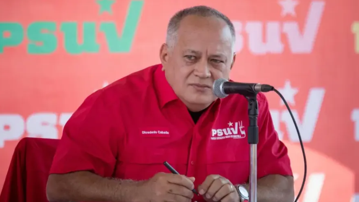 Diosdado Cabello dice que Venezuela decide quién vuela y quién no tras advertencia de un despliegue aéreo de Estados Unidos en territorio