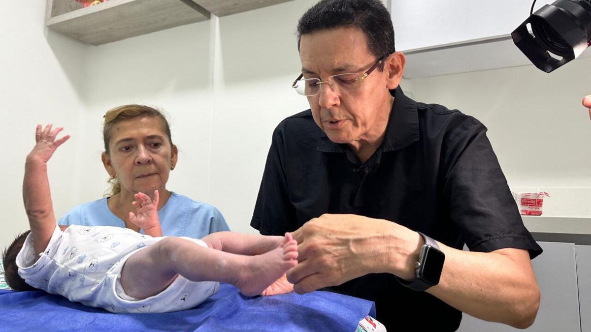 Bebés que nacen con pies torcidos pueden curarse y tener una vida normal